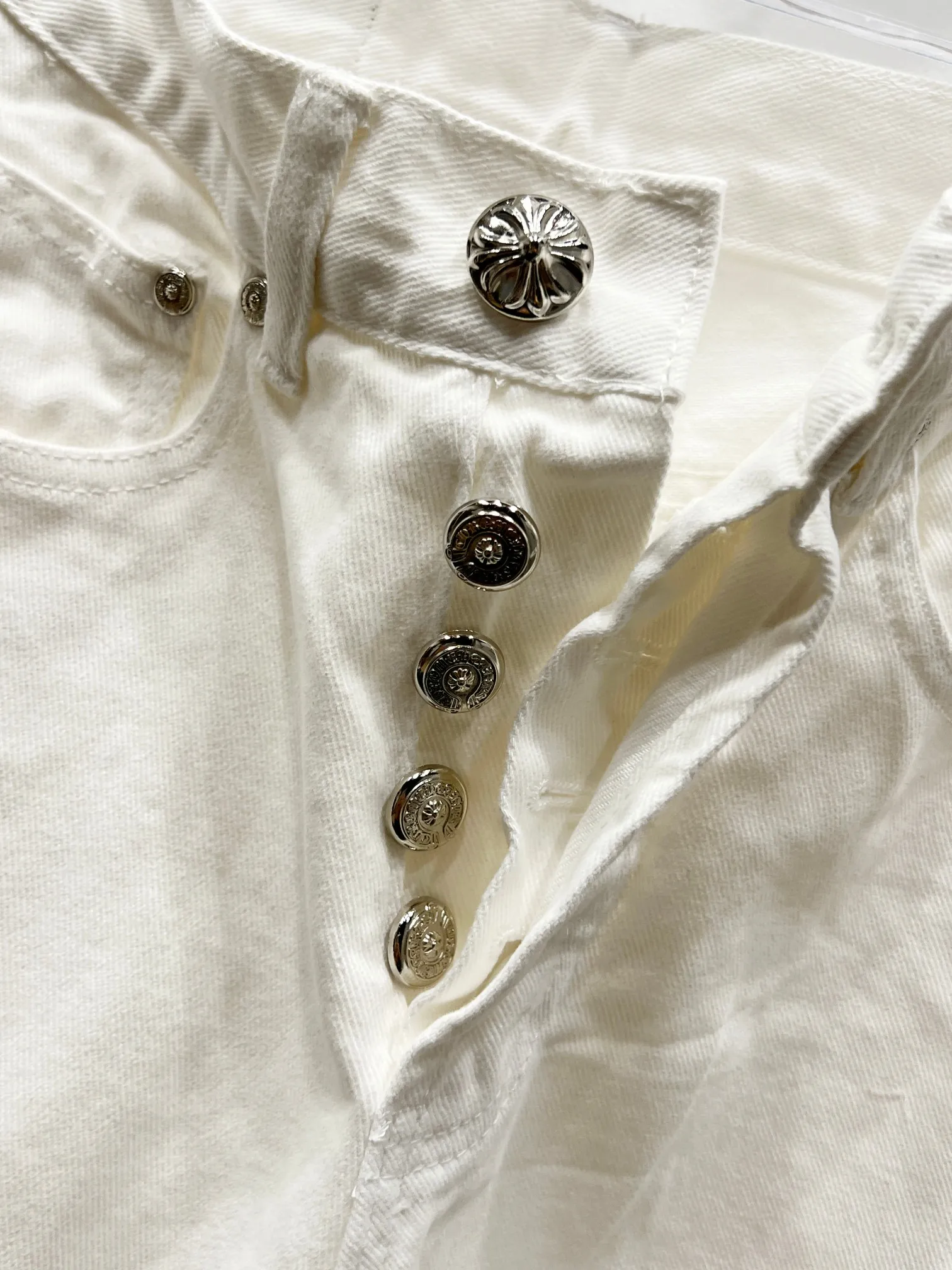 P280 Style Number: (c054) Chrome Heart & Chrome Heart White Bull King Metal Cross Patch Leather Jeans ChromeHearts#Design Jeans Invincible Texture Ceiling-Level Jeans Hard to Find at the Counter‼ ️ Cross patchwork leather jeans, top-notch heavy-duty washing process, calfskin laser-cut cross, distressed silver hardware, straight-leg version slimming the upper body, that lesbian style Color: White Size: S M L XL